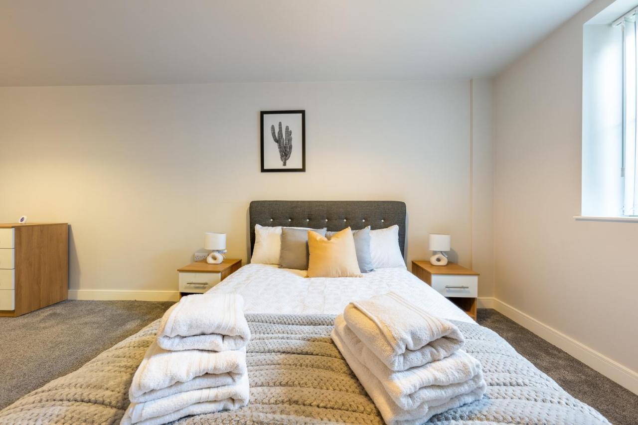 Lovely 4-Sleeper Apartment In Central Slough With Free Parking Exterior foto