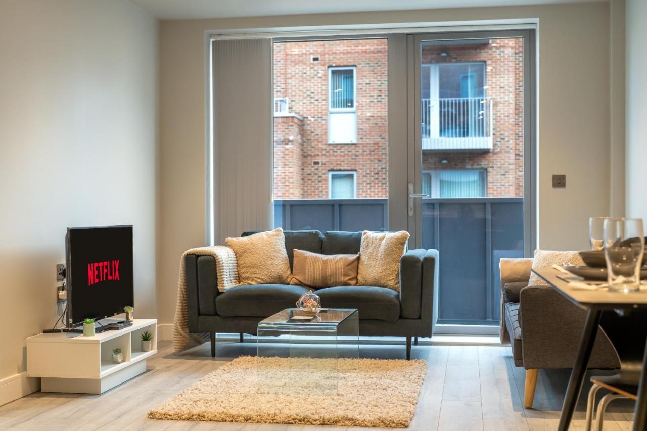 Lovely 4-Sleeper Apartment In Central Slough With Free Parking Exterior foto