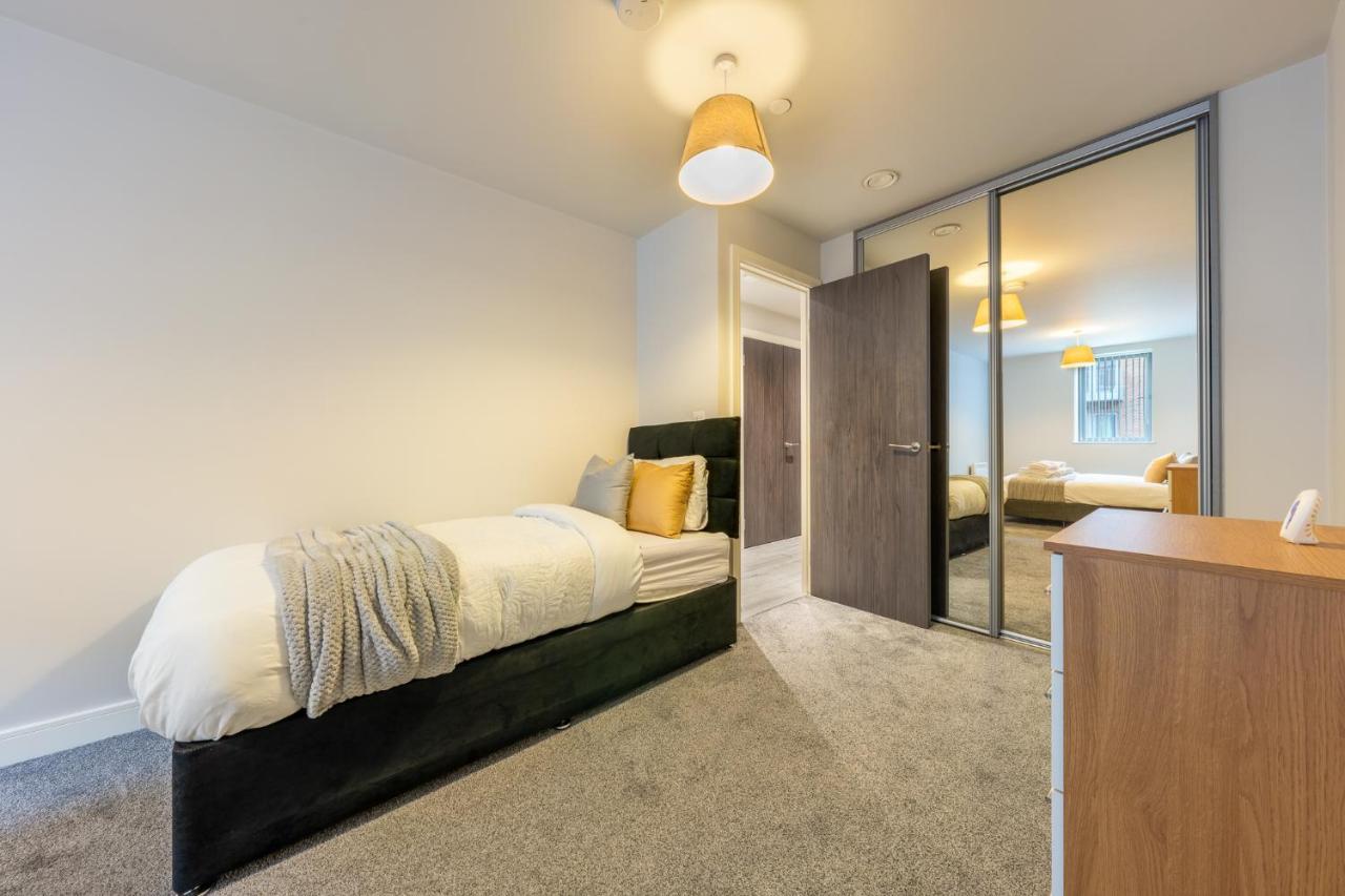 Lovely 4-Sleeper Apartment In Central Slough With Free Parking Exterior foto