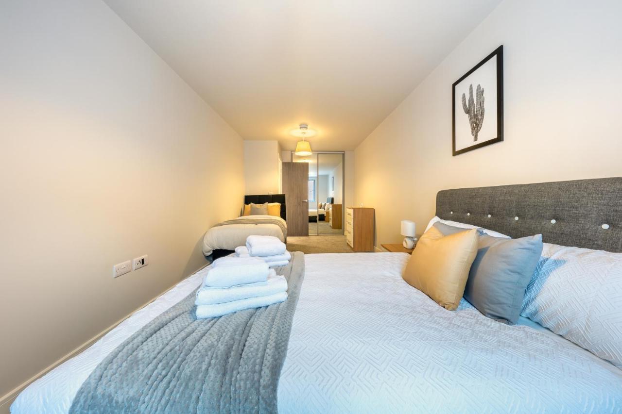 Lovely 4-Sleeper Apartment In Central Slough With Free Parking Exterior foto